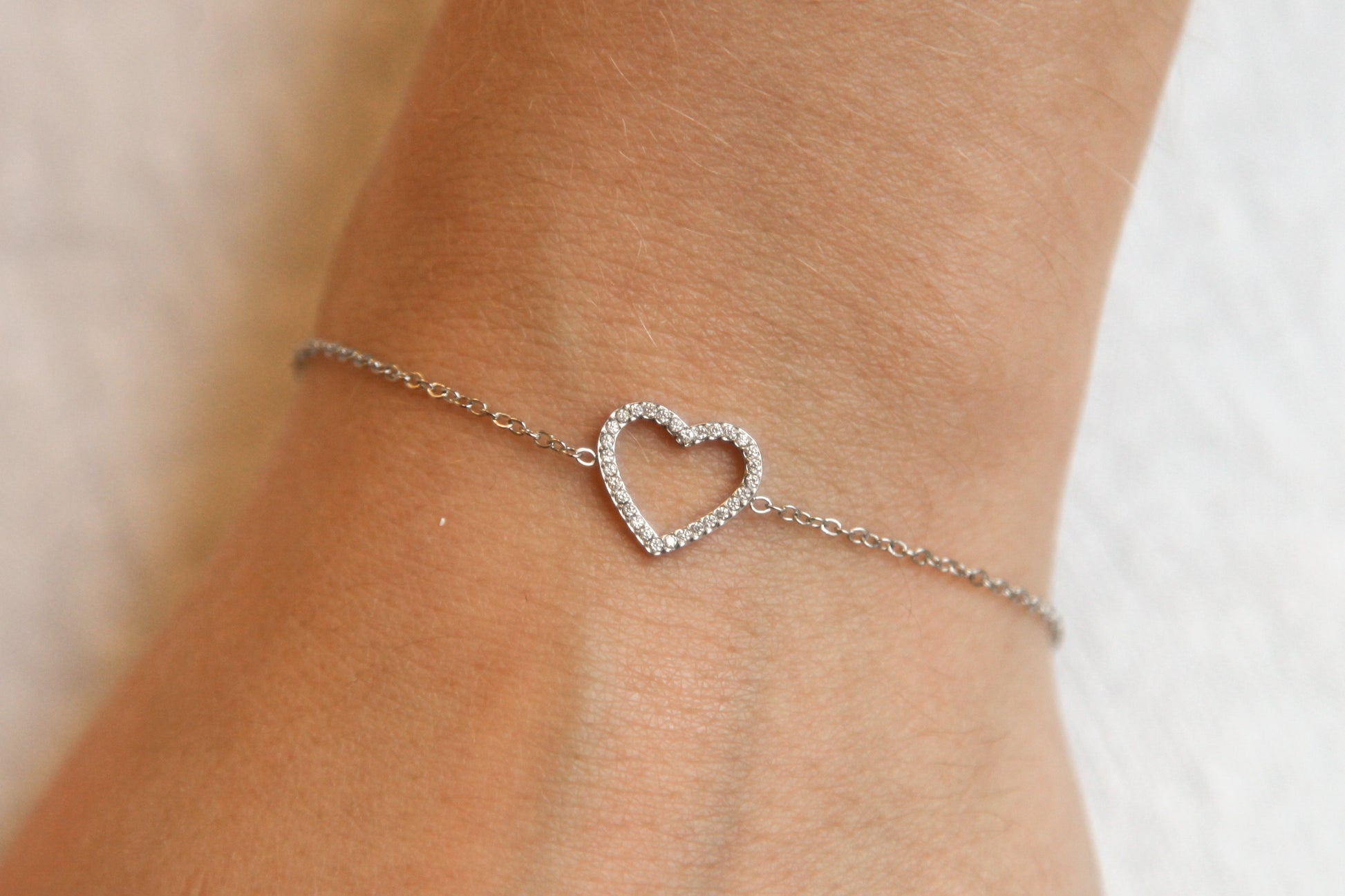 Bracelet coeur serti de zircons en acier argenté