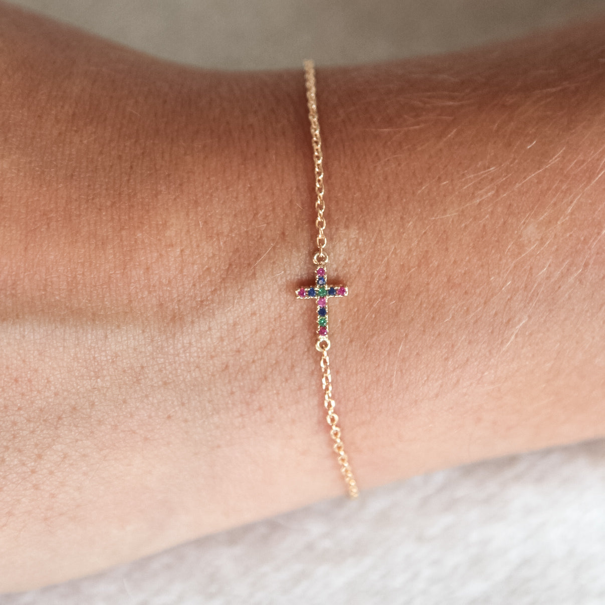 Bracelet croix avec zircons colorés plaqué or