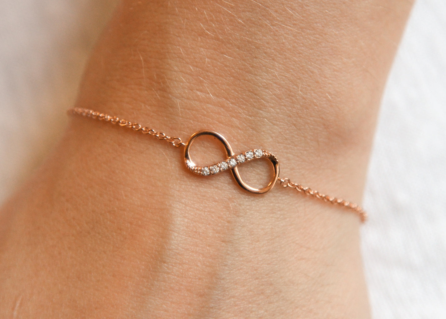 Bracelet infini serti de zircons plaqué or rose