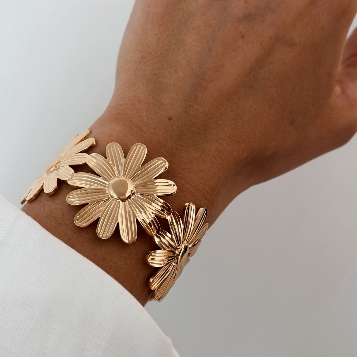 Bracelet jonc doré fleurs de marguerite – acier inoxydable