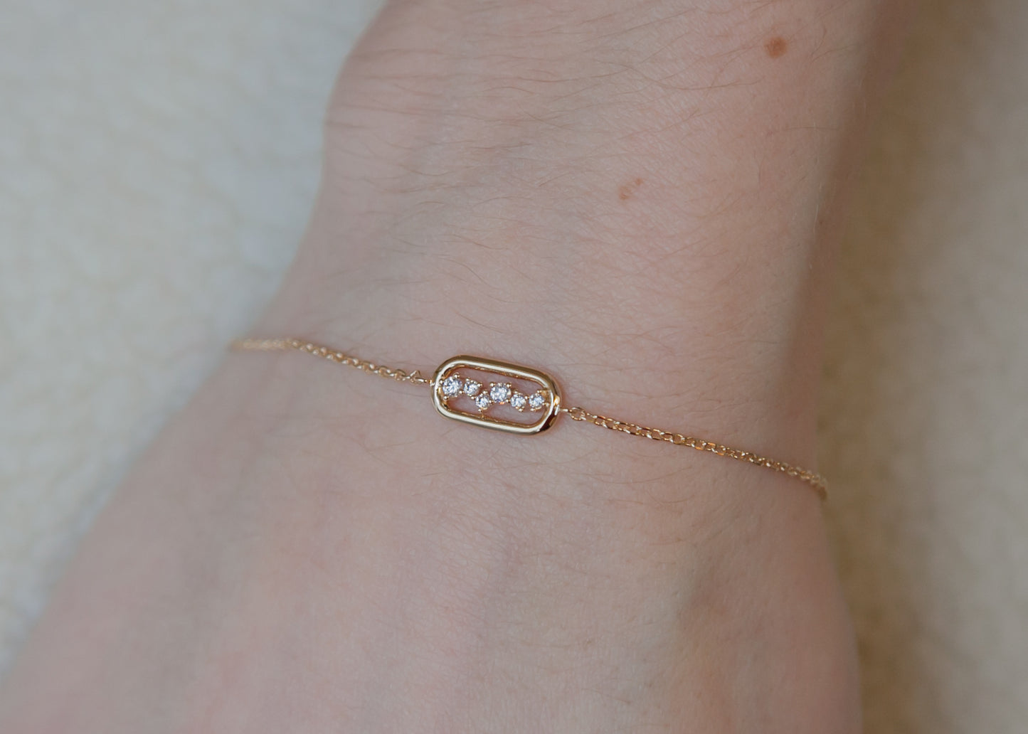 Bracelet moderne serti de zircons plaqué or