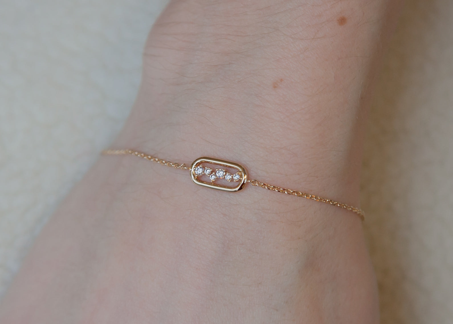 Bracelet moderne serti de zircons plaqué or