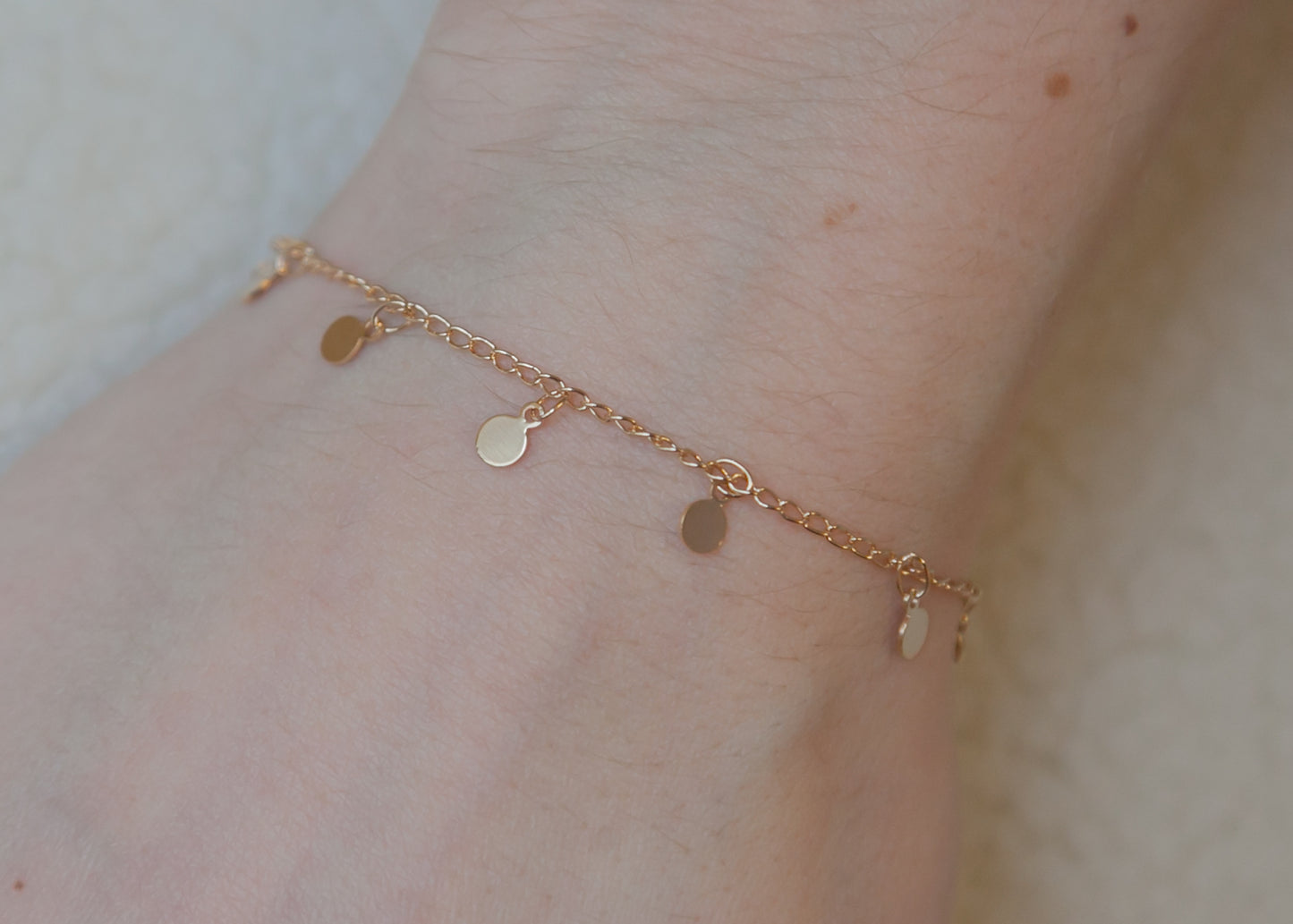 Bracelet orné de petites pastilles plaqué or