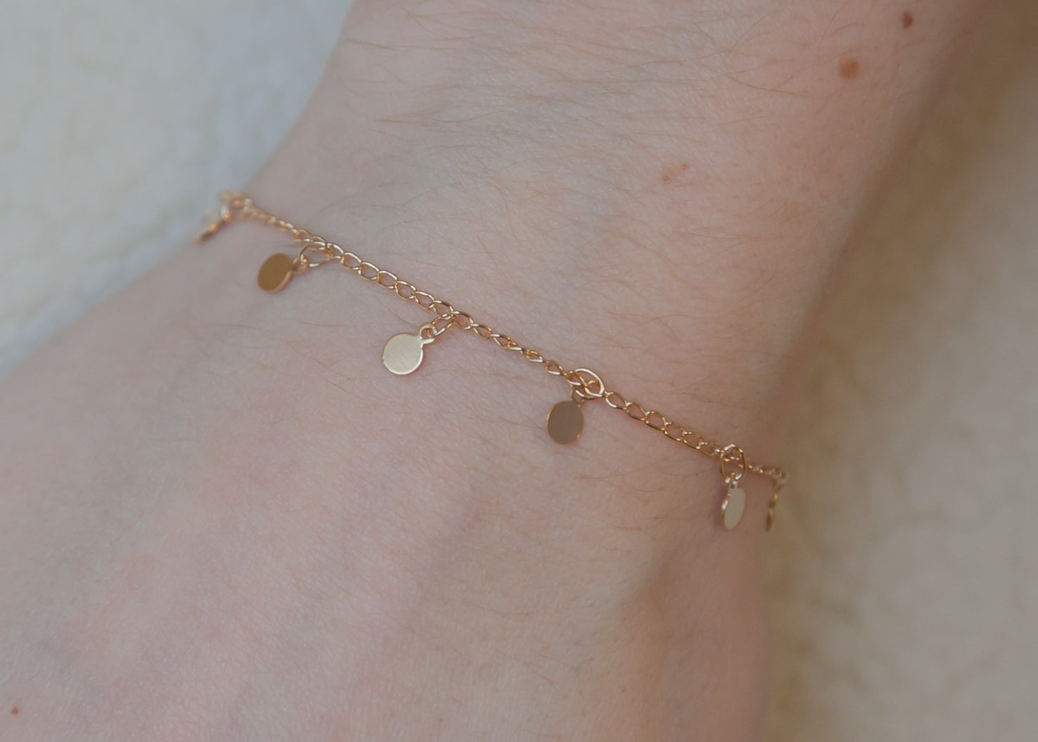 Bracelet orné de petites pastilles plaqué or