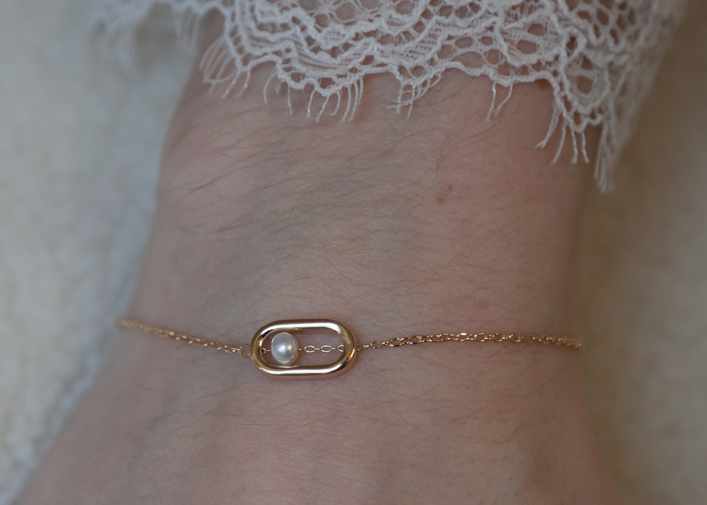 Bracelet géométrique perle blanche plaqué or
