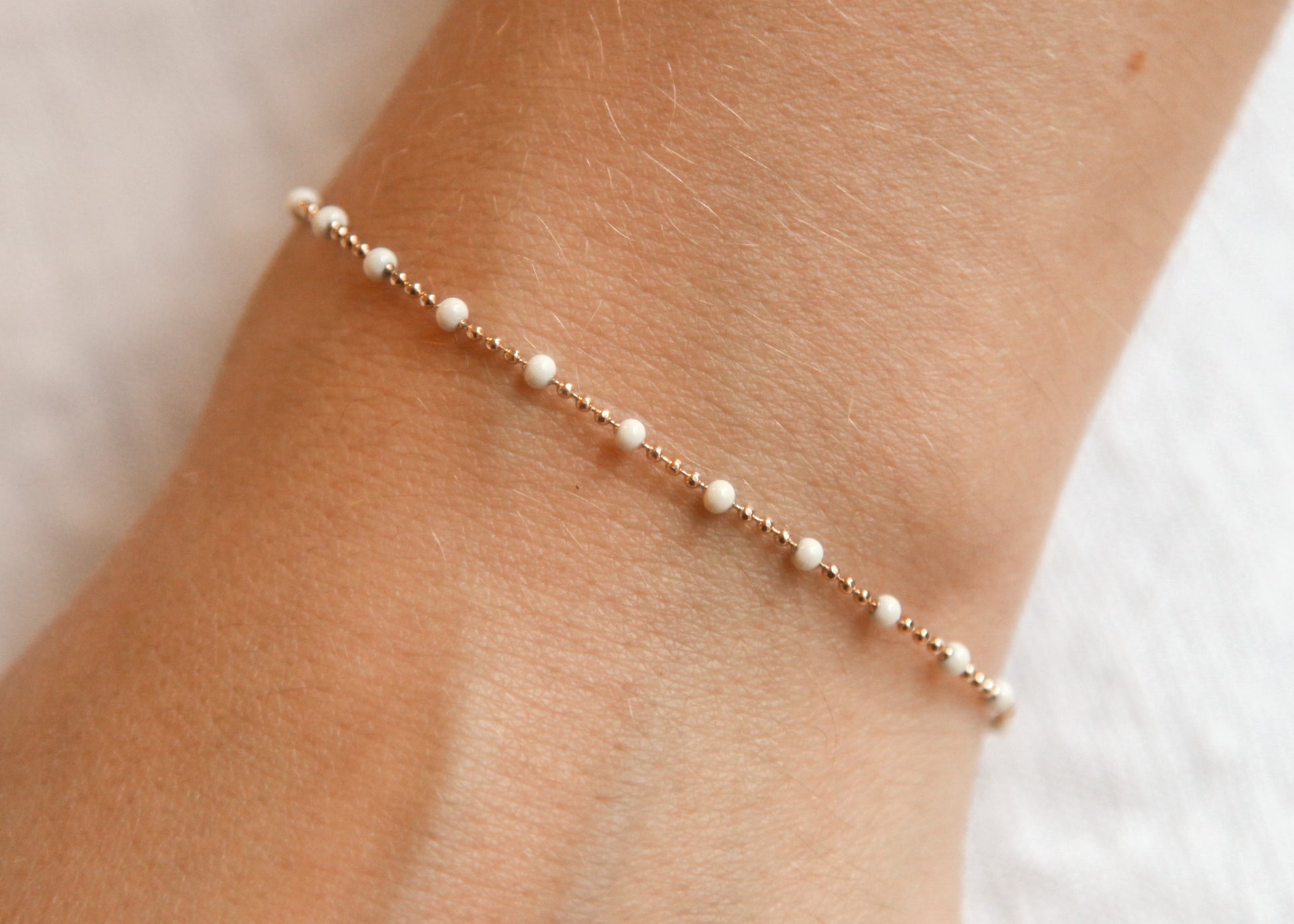 Bracelet boules blanches plaqué or
