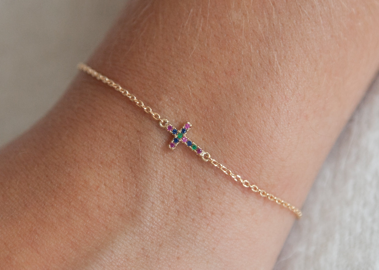 Bracelet croix avec zircons colorés plaqué or