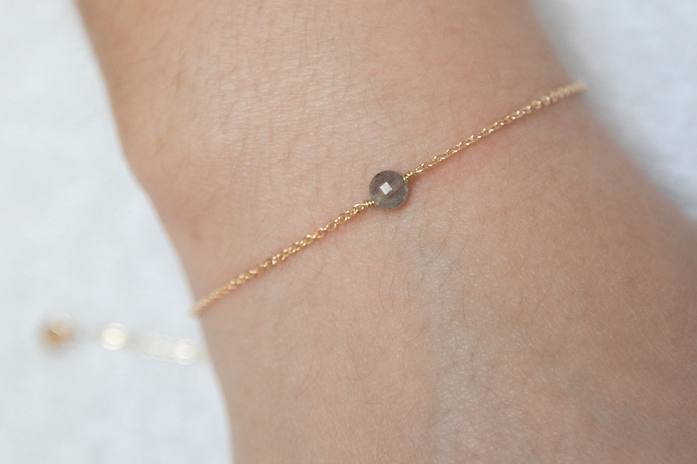 Bracelet plaqué or orné d'une petite pierre labradorite grise