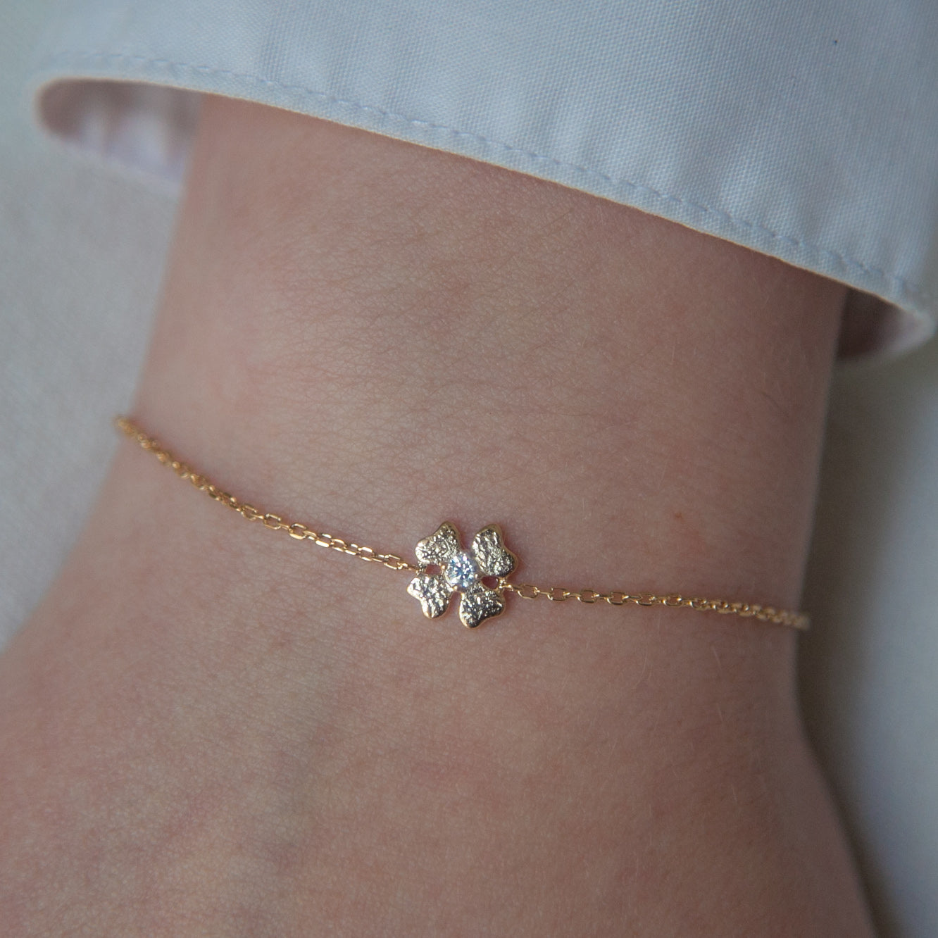 Bracelet porte-bonheur trèfle plaqué or