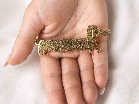 Broche teckel dorée