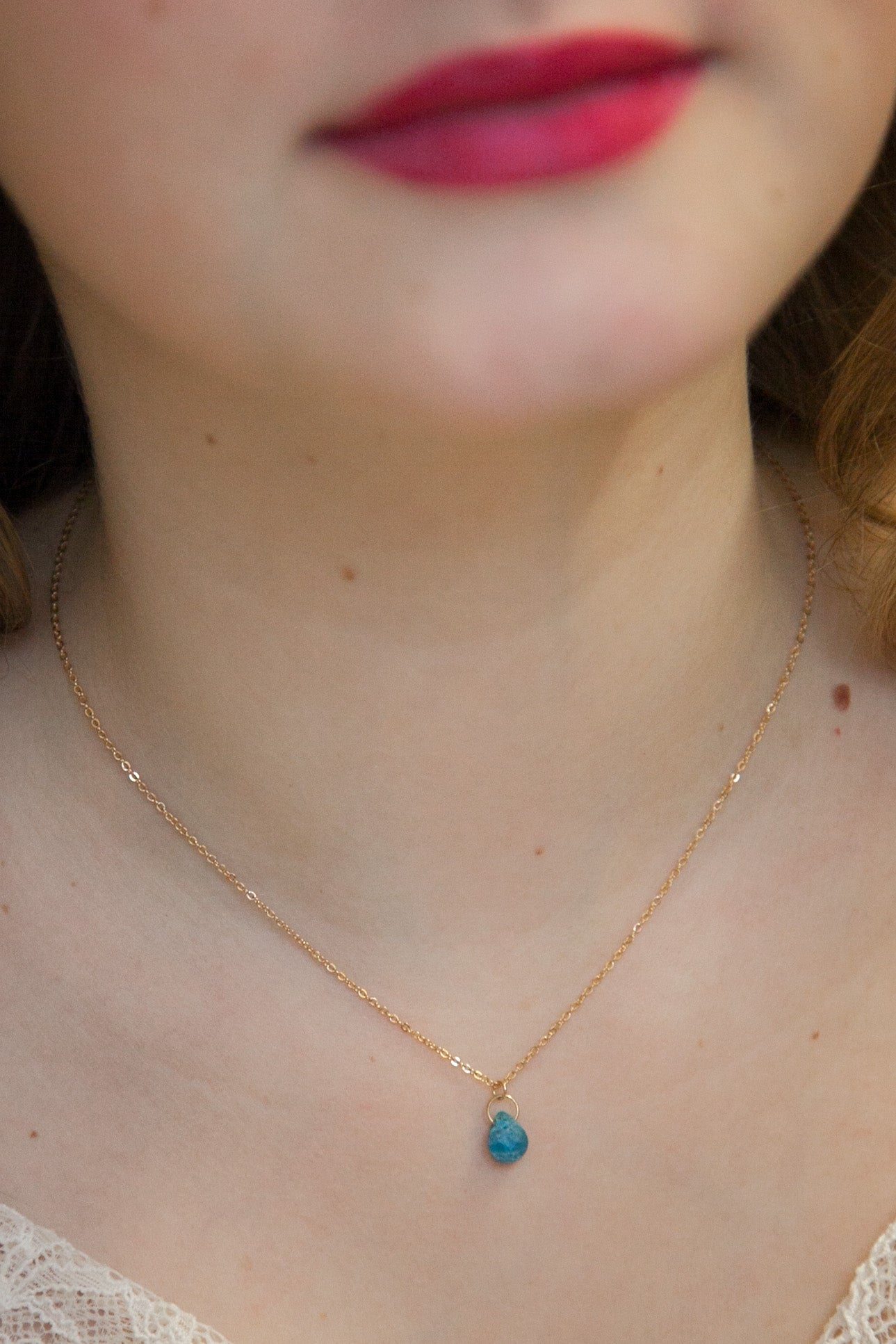 Collier Plaqué Or orné d'une pierre d'Apatite bleue