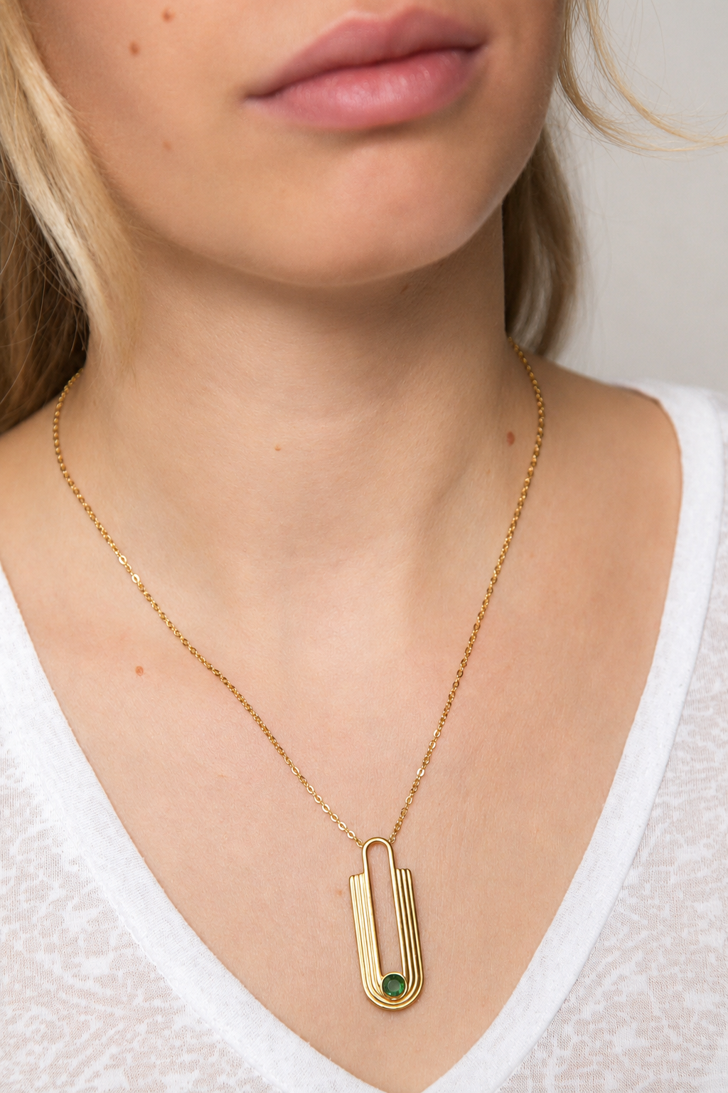Collier doré style art deco avec pierre verte en acier