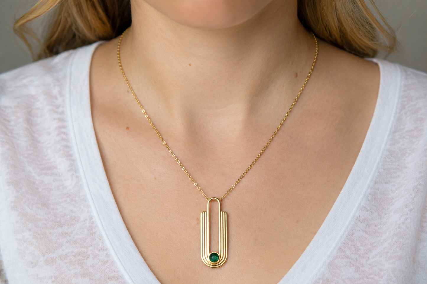 Collier doré style art deco avec pierre verte en acier
