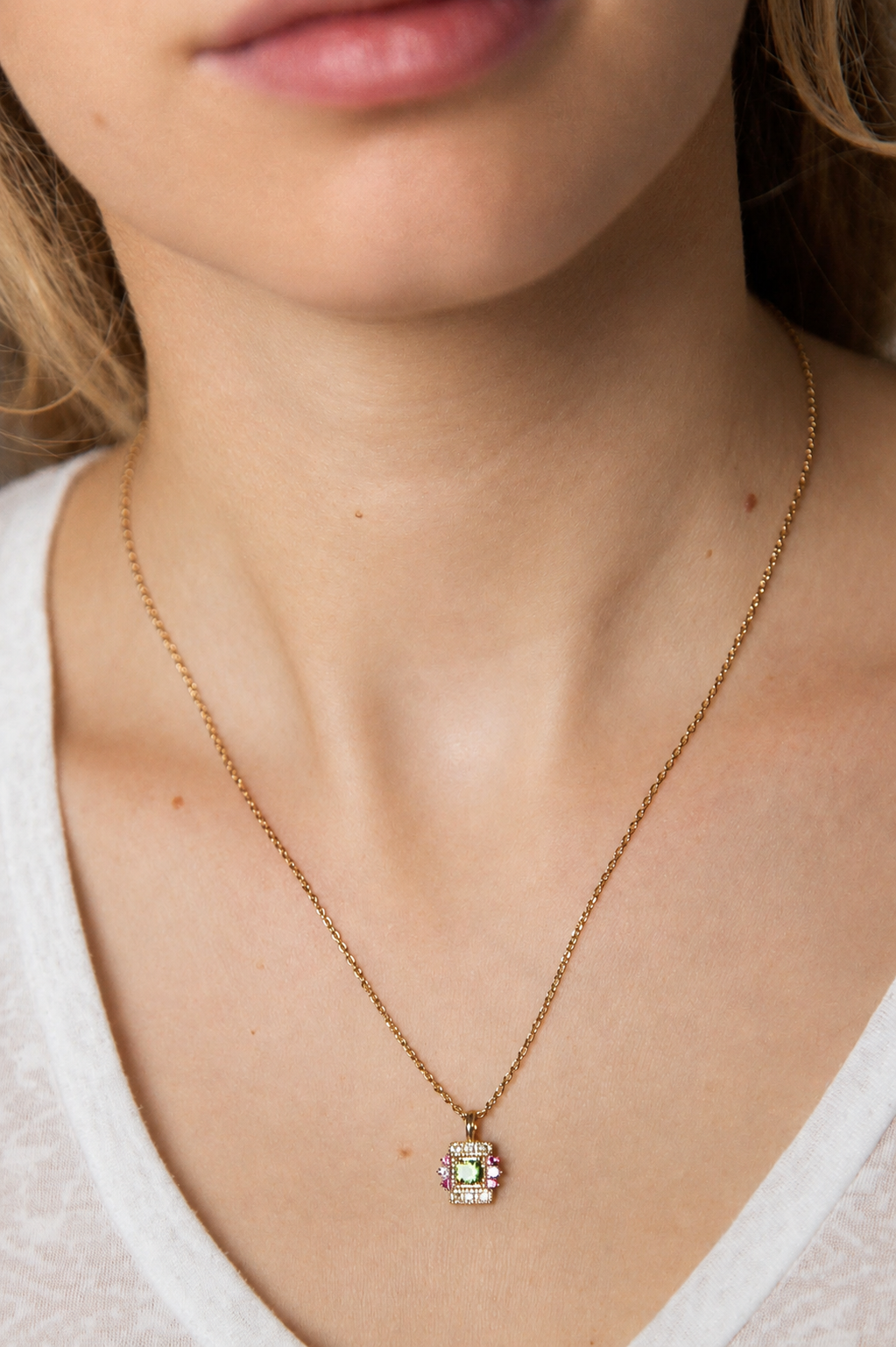 Collier bohème chic plaqué or avec pendentif carré coloré