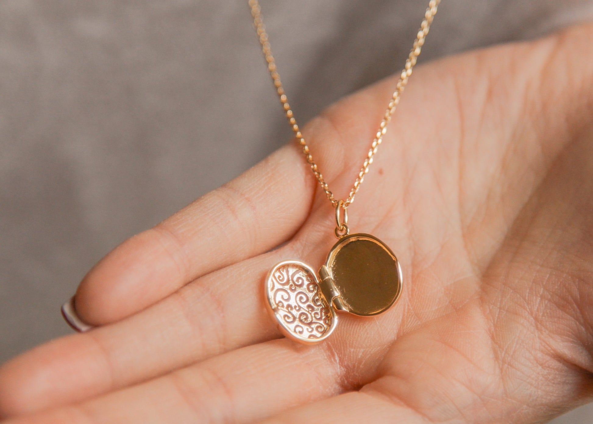 Collier pendentif porte-photo gravé plaqué or