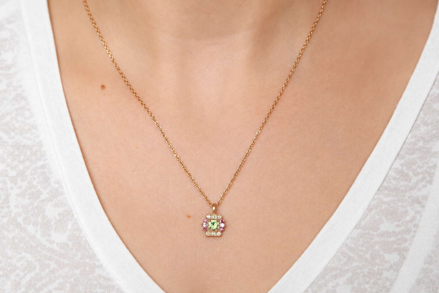 Collier bohème chic plaqué or avec pendentif carré coloré