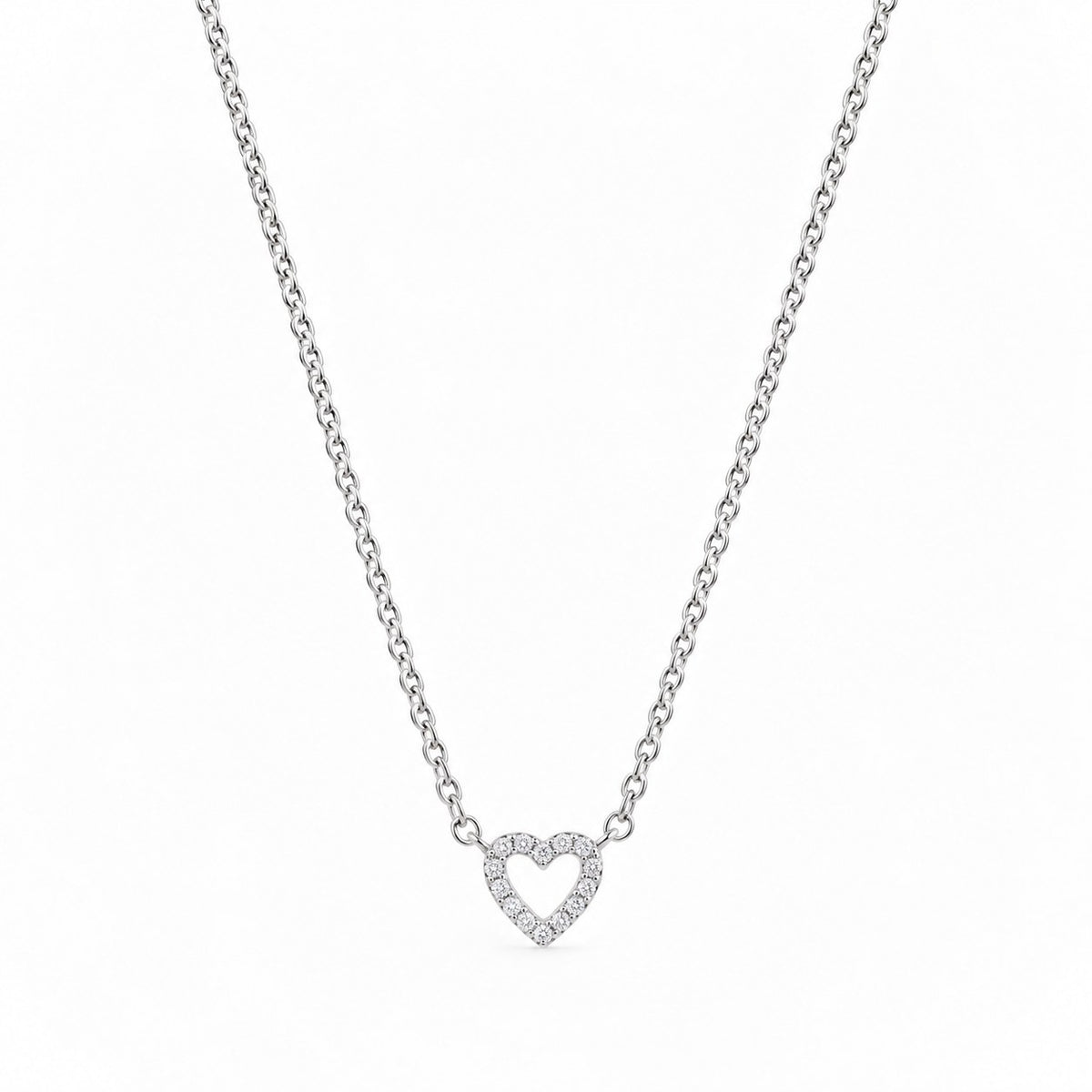 Collier cœur strass en argent porté avec chaîne fine