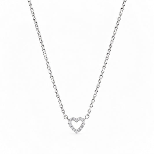 Collier cœur strass en argent porté avec chaîne fine