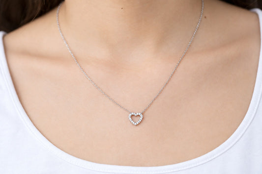 Collier cœur strass en argent porté avec chaîne fine