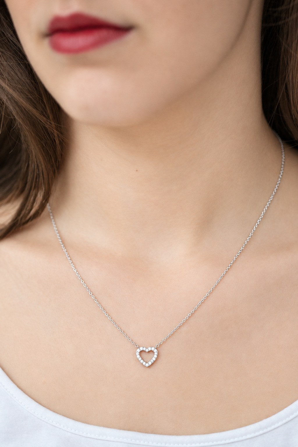 Collier cœur strass en argent porté avec chaîne fine