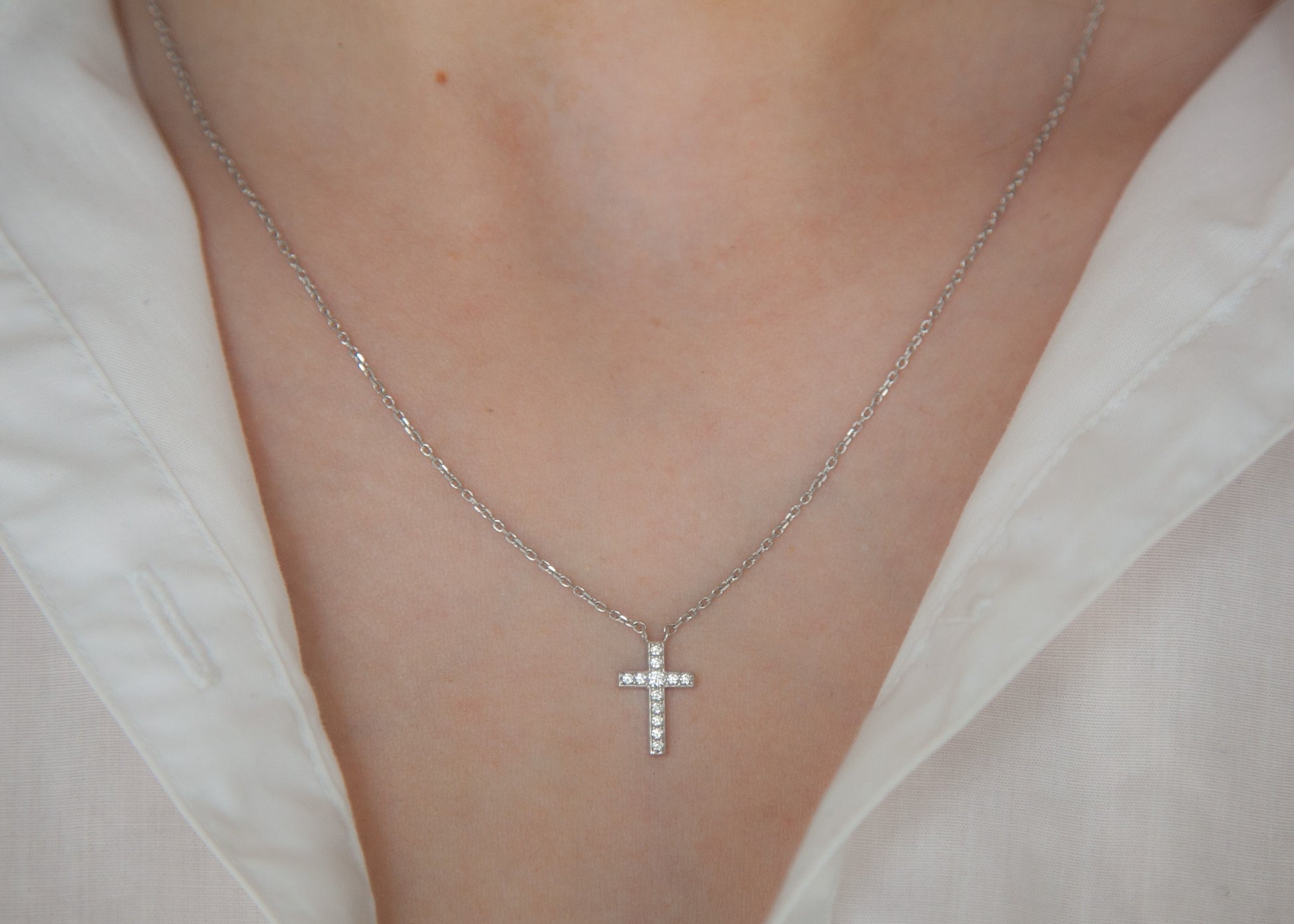 Collier pendentif croix sertie de zircons en argent