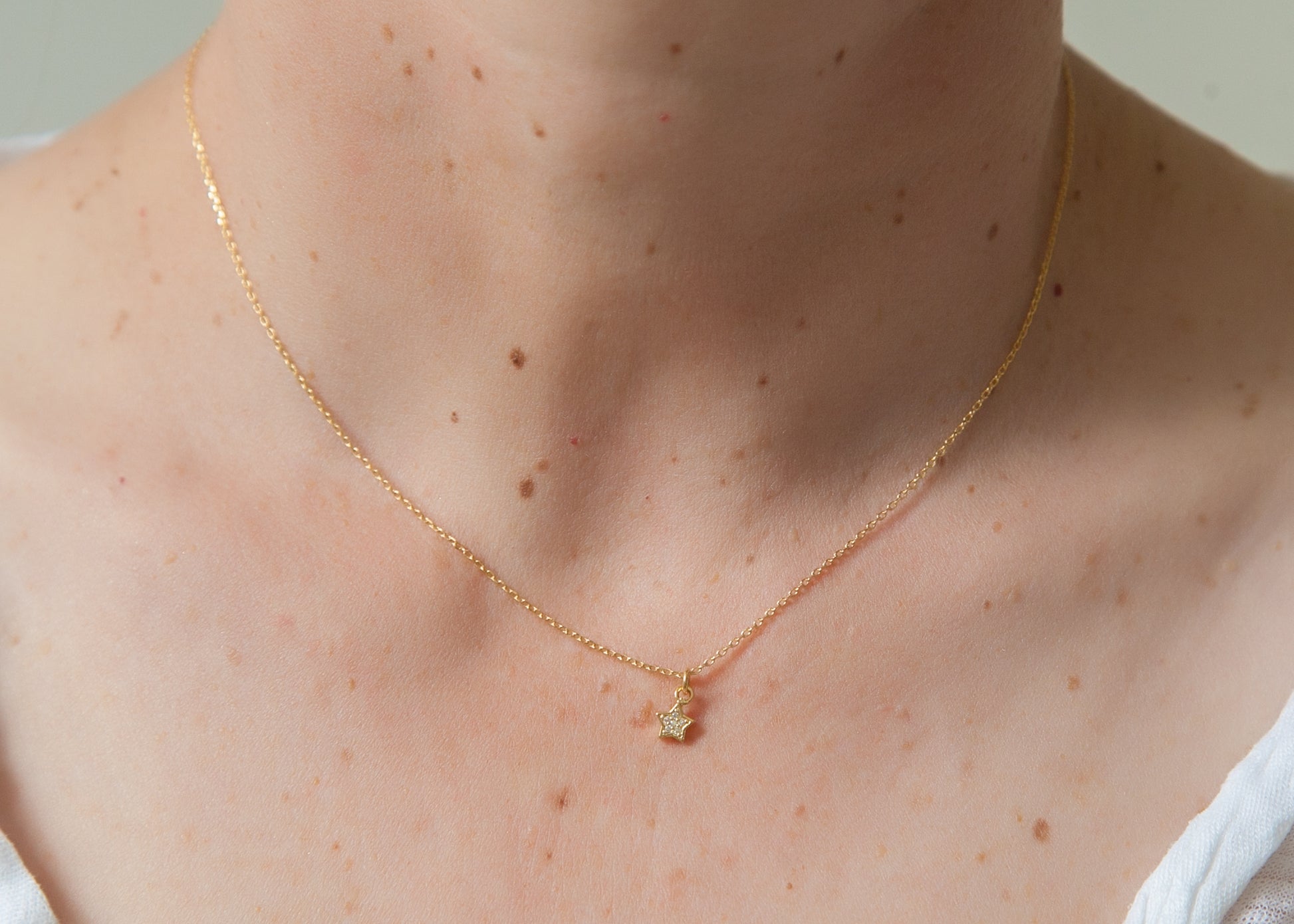 Collier avec petite étoile sertie de zircons plaqué or