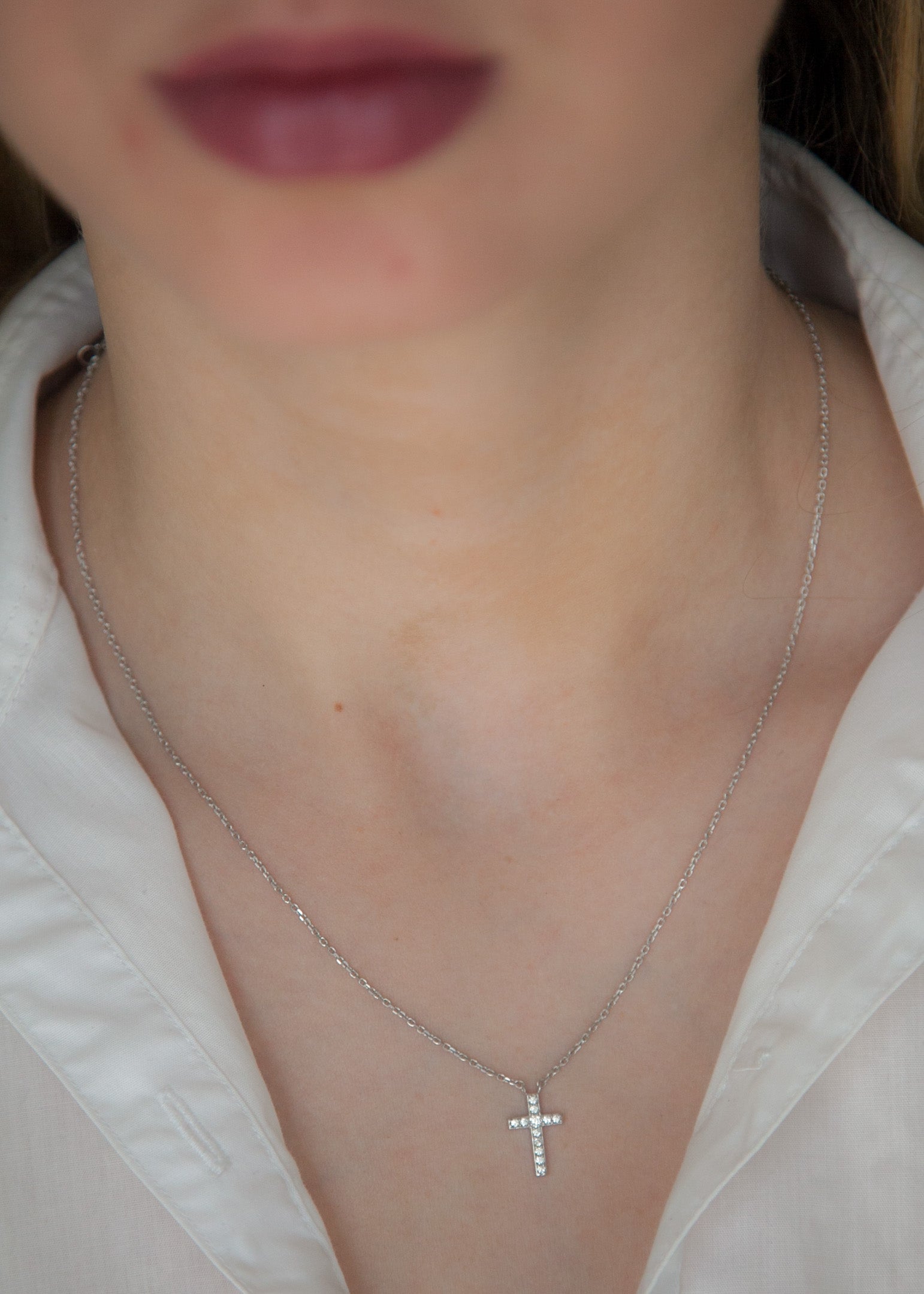 Collier pendentif croix sertie de zircons en argent