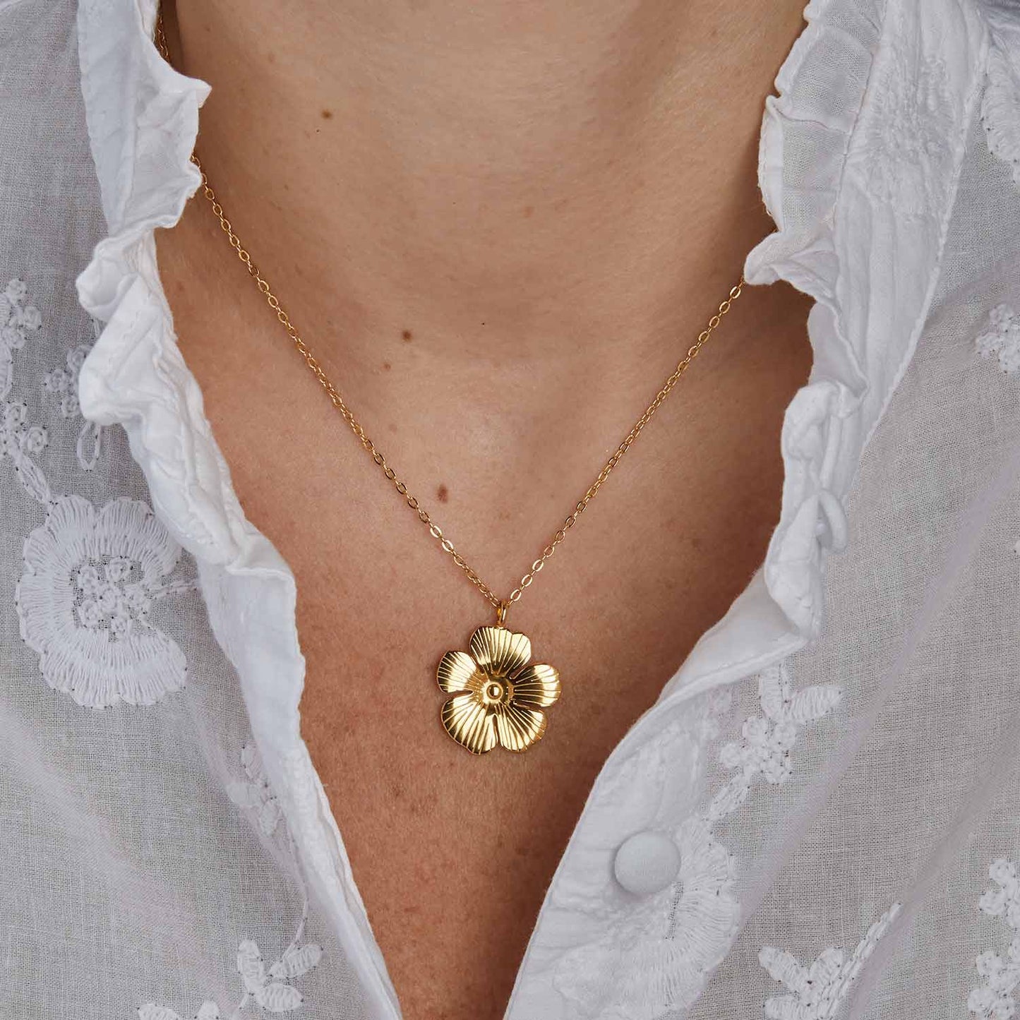 Collier fleur en acier doré – bijou féminin et intemporel