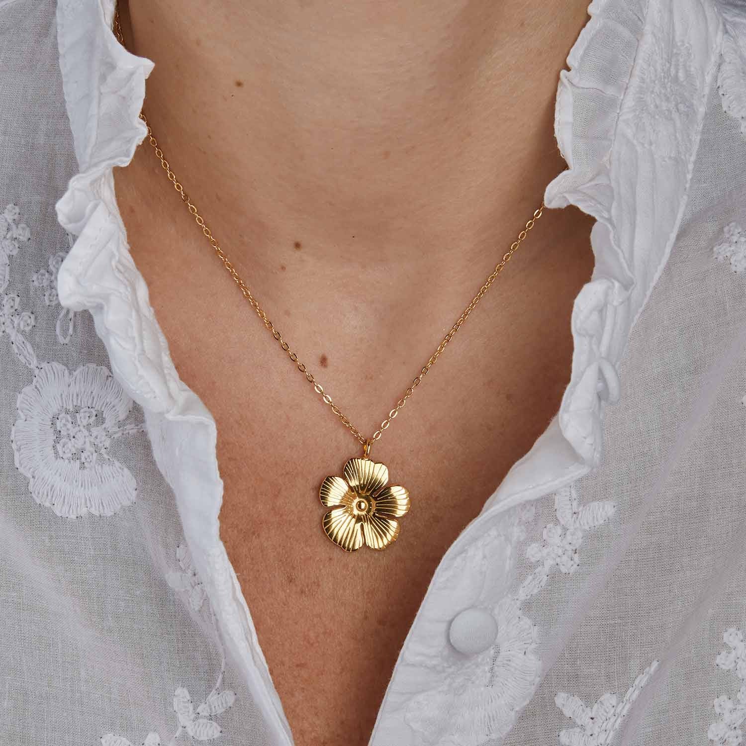 Collier fleur en acier doré – bijou féminin et intemporel