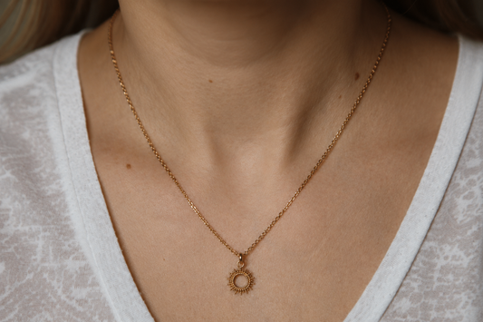 Collier pendentif soleil plaqué or