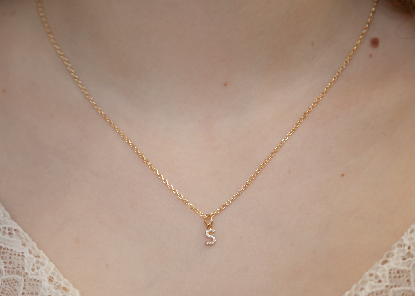 Collier avec pendentif initiale serti de strass