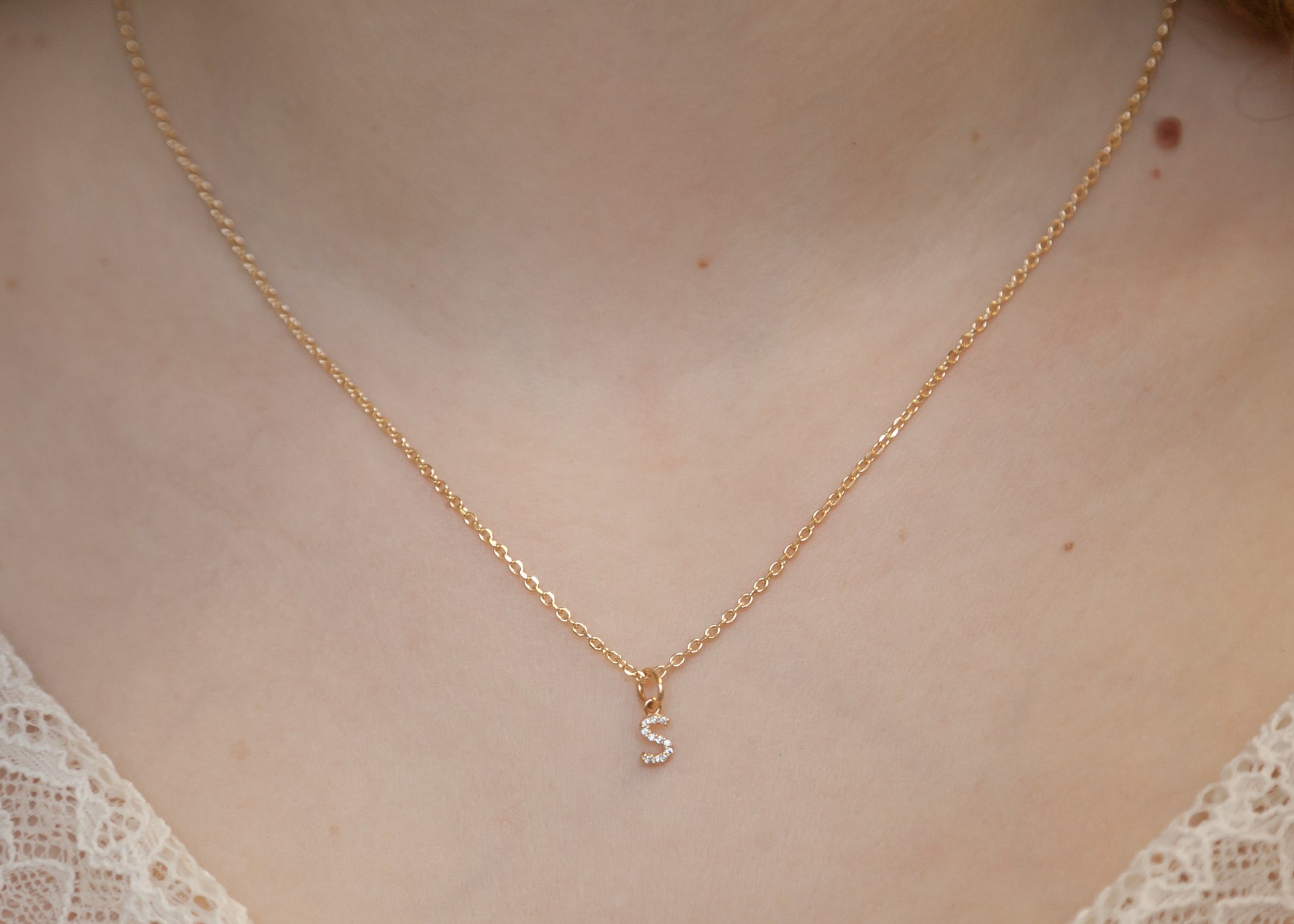 Collier avec pendentif initiale serti de strass