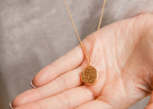 Collier pendentif porte-photo gravé plaqué or