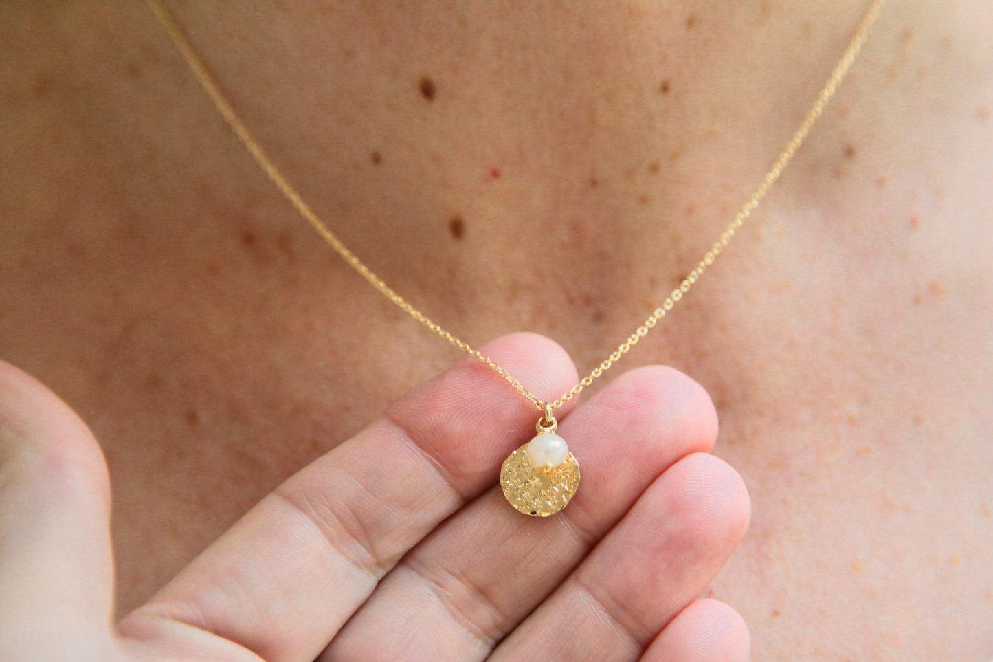 Collier perle blanche et pastille plaqué or
