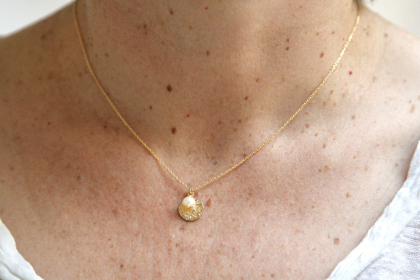 Collier perle blanche et pastille plaqué or