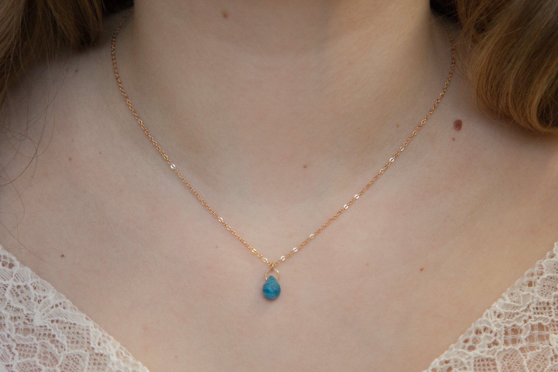 Collier Plaqué Or orné d'une pierre d'Apatite bleue