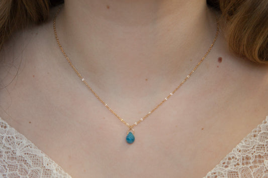 Collier Plaqué Or orné d'une pierre d'Apatite bleue