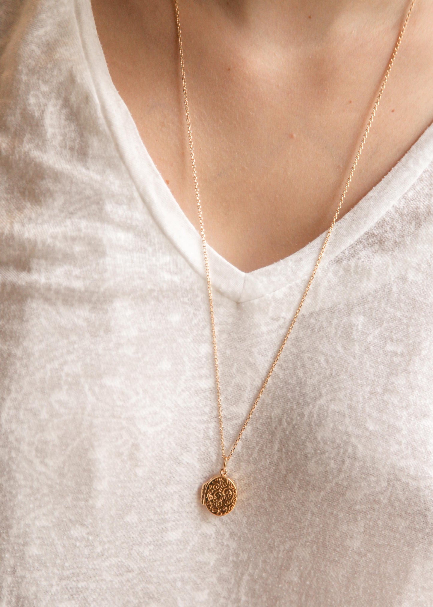 Collier pendentif porte-photo gravé plaqué or