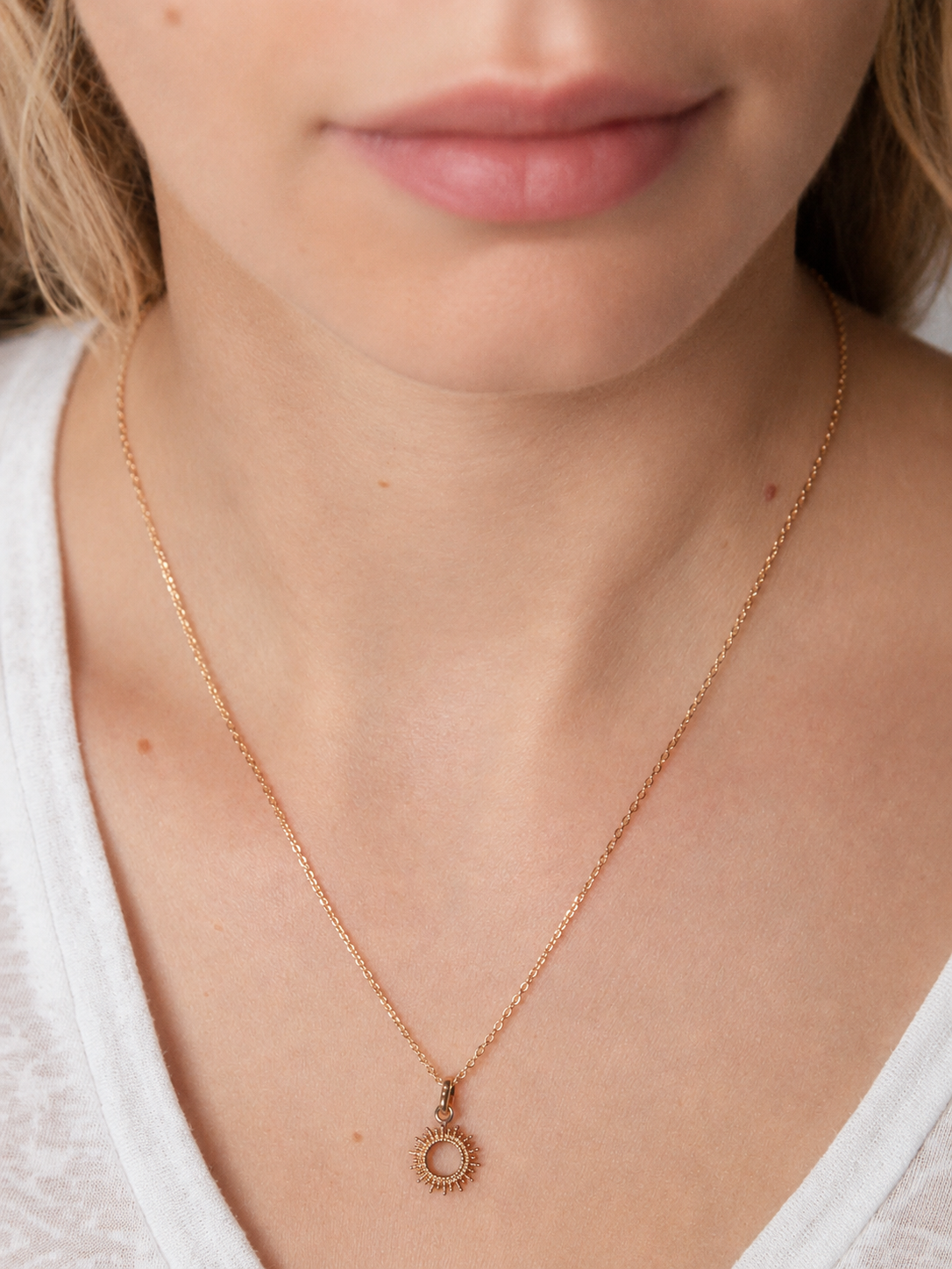 Collier pendentif soleil plaqué or