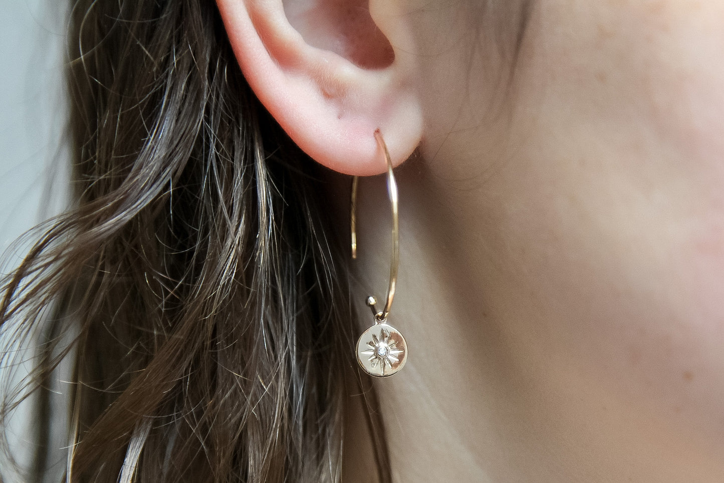 Boucles d'oreilles créoles pastille soleil plaqué or