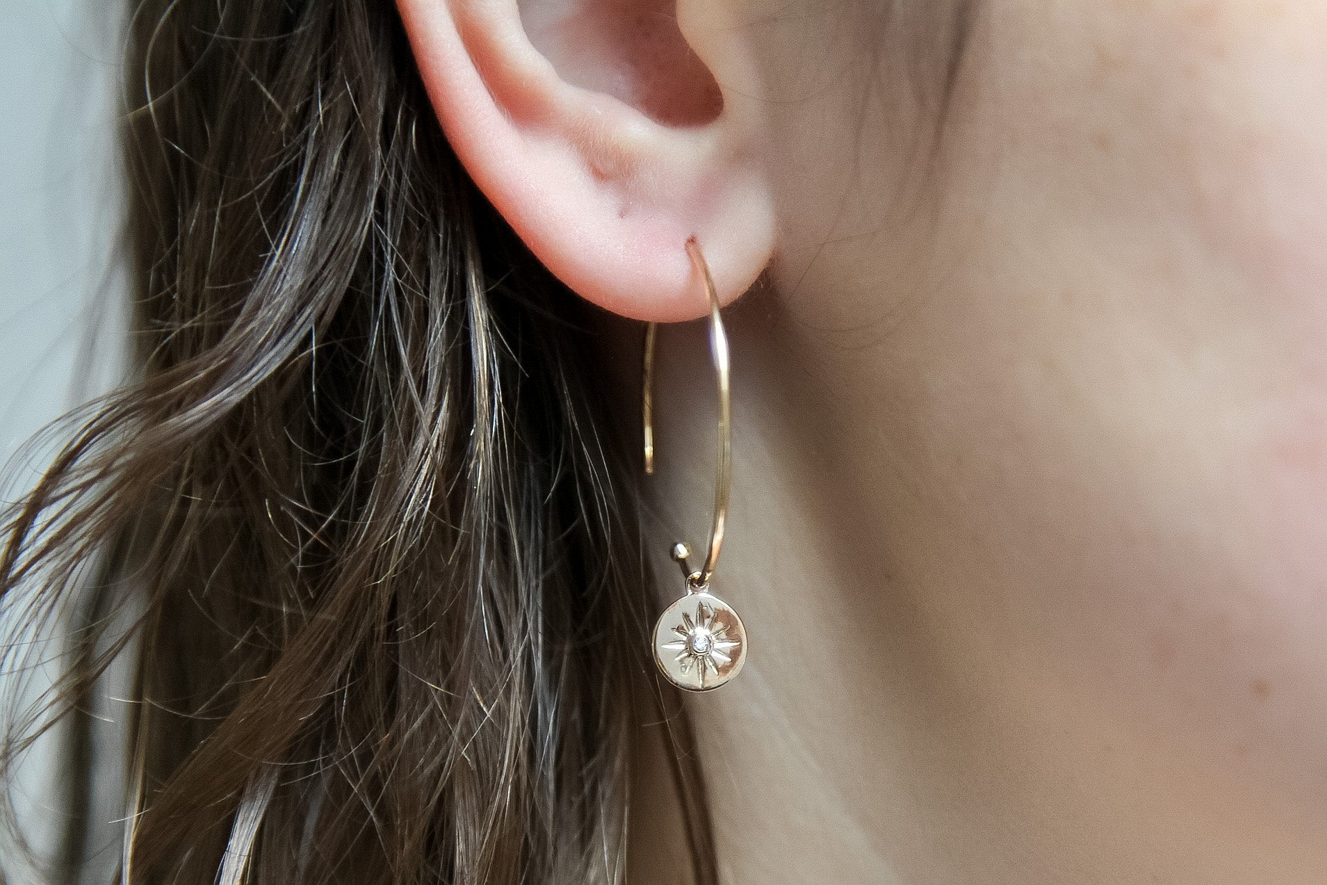 Boucles d'oreilles créoles pastille soleil plaqué or