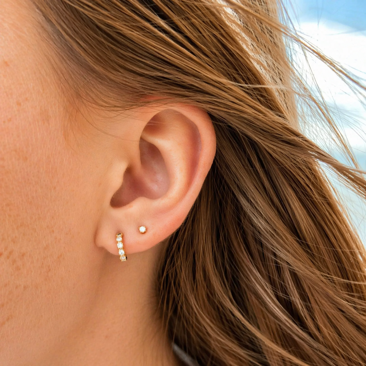 Boucles d'oreilles petites créoles serties de zircons plaqué or