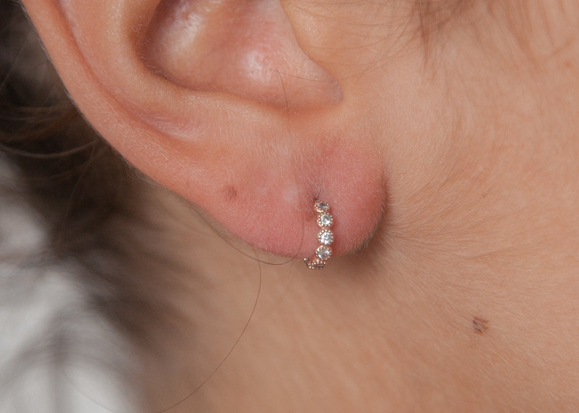 Boucles d'oreilles petites créoles serties de zircons plaqué or rose