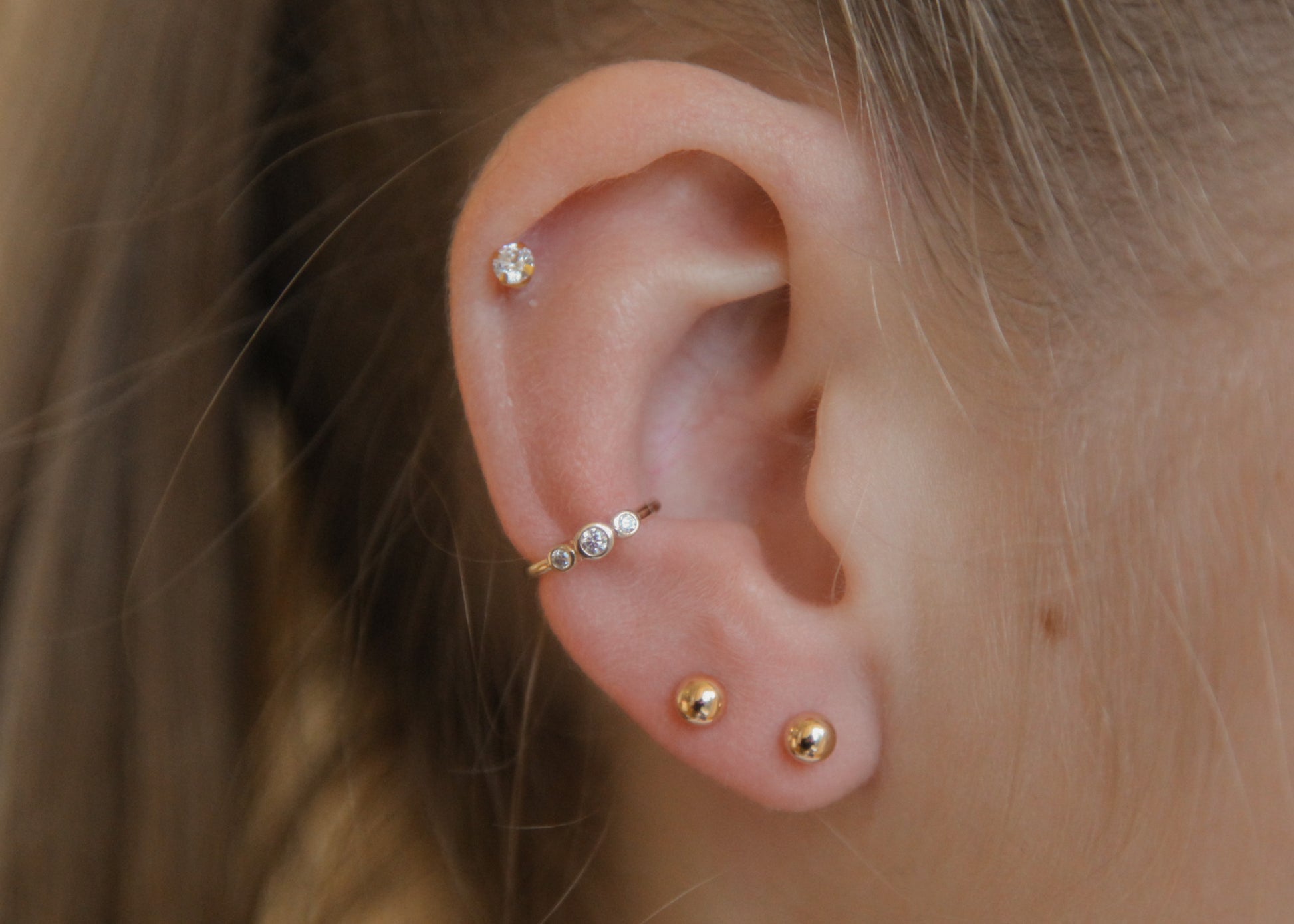 Bague d'oreille Ear cuff serti de zircons plaqué or, faux piercing