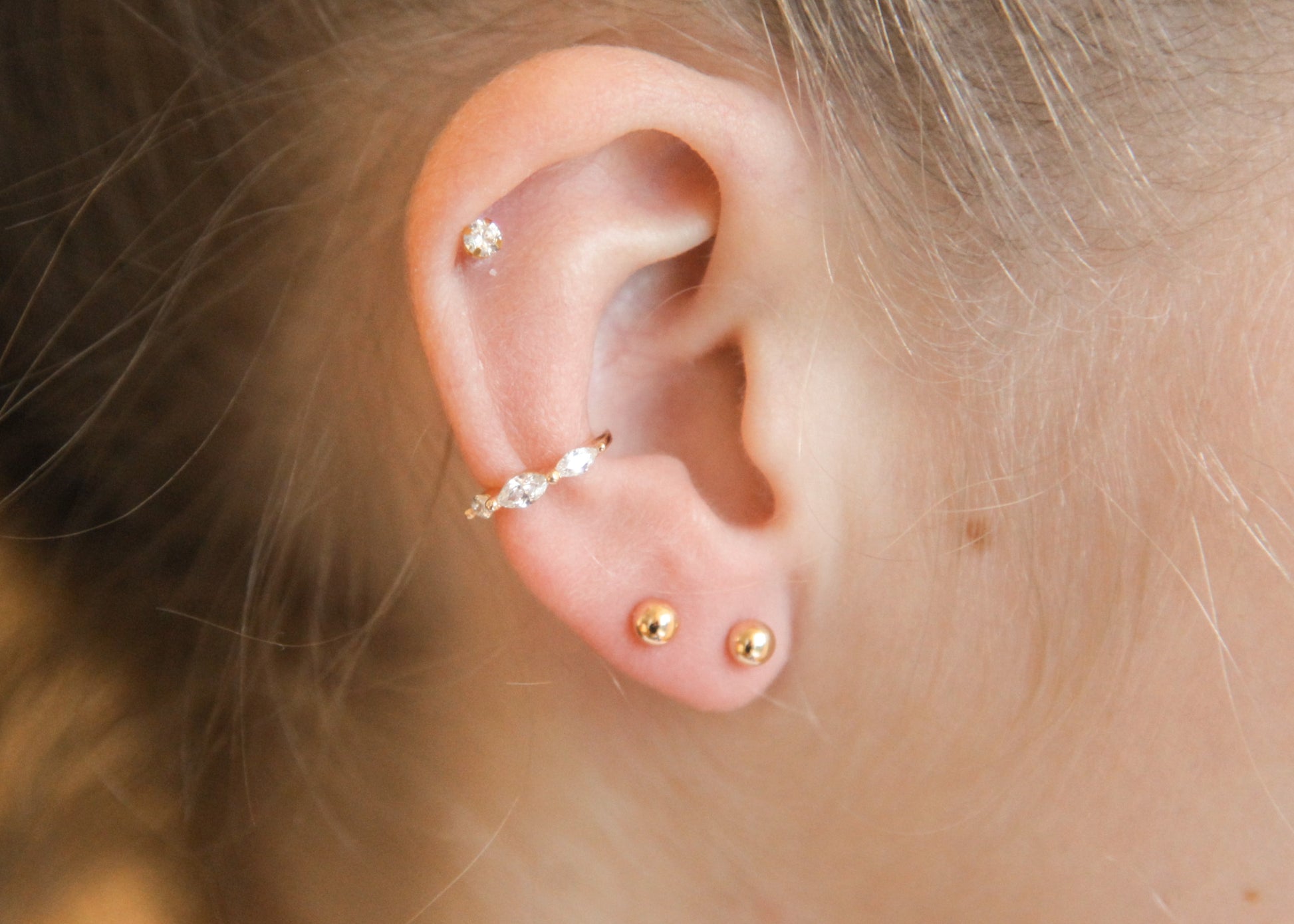 Bijou d'oreille Ear cuff serti de zircons plaqué or, faux piercing