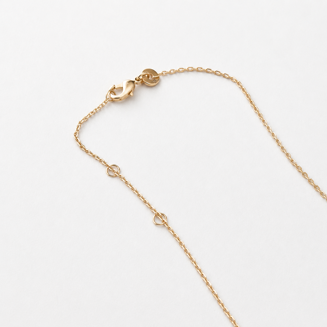 Collier fin serti de zircons plaqué or