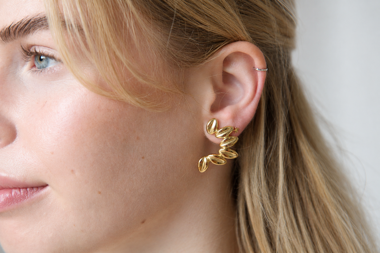 Boucles d’oreilles feuilles acier doré – bijou élégant et naturel