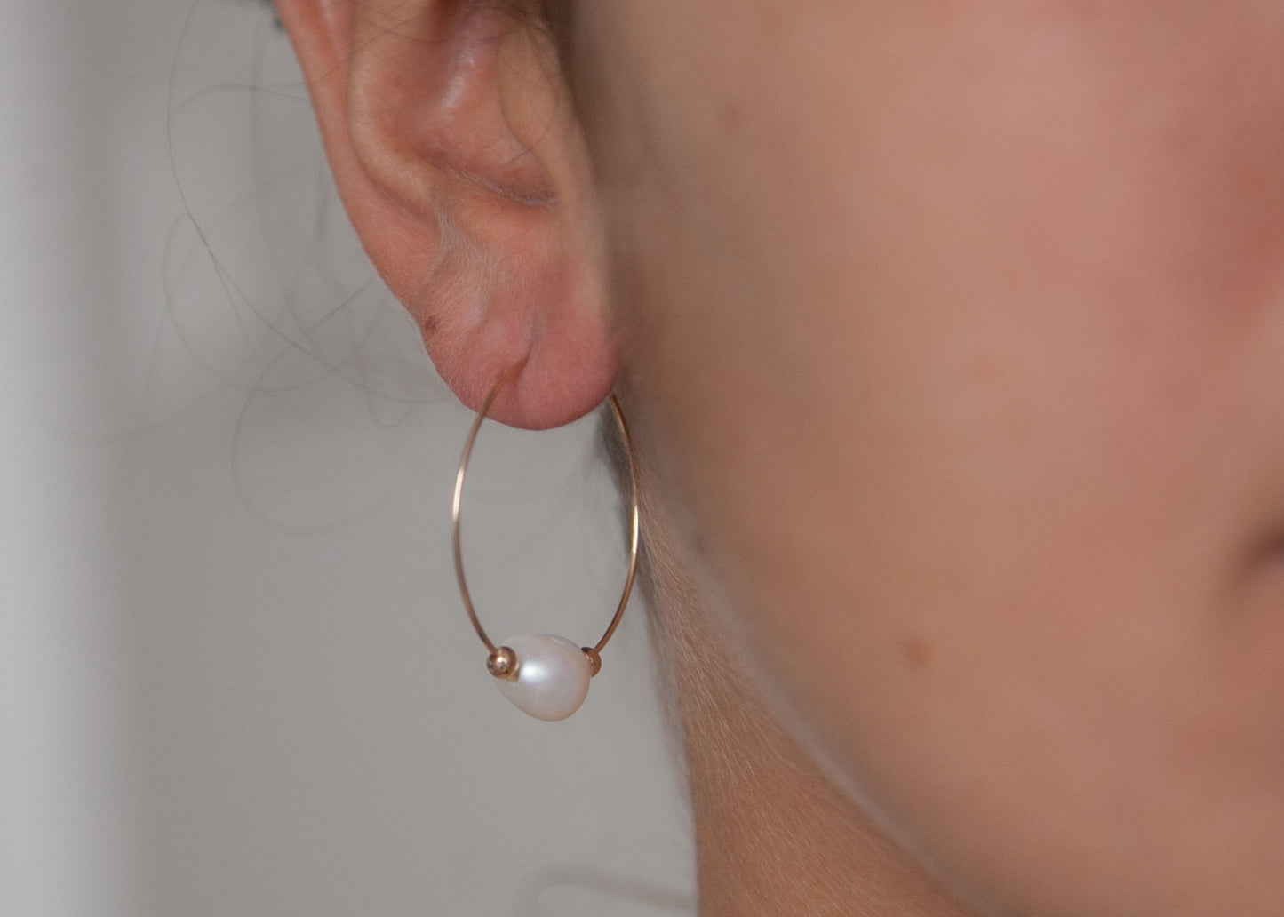 Boucles d'oreilles créoles perle d'eau douce plaqué or
