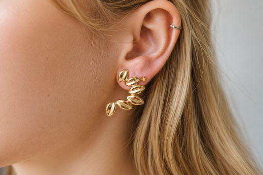 Boucles d’oreilles feuilles acier doré – bijou élégant et naturel