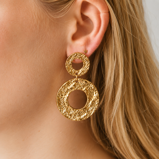 Boucles d’oreilles dorées à anneaux texturés – bijou élégant et tendance